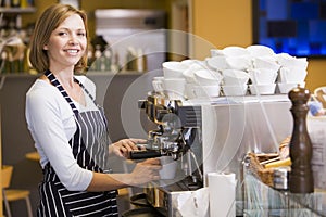 Žena tvorba káva v reštaurácia 