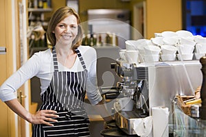 Una donna creazione caffè un ristorante 