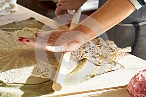 Una donna creazione modello sul ceramica piatto mani concentrarsi sul palme un pizzo. creativo 