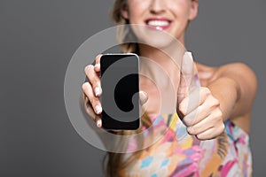 Žena mobilní dát palec nahoru z schválení 
