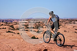 Una mujer montana ciclismo 