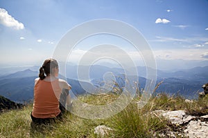 Eine Frau auf der berg 