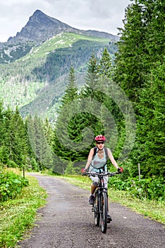 Žena na MTB bicykli vo Vysokých Tatrách, Slovensko