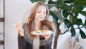 Woman in office eating salad at working place. Concept of lunch at work and eating healthy food. healthy eating concept