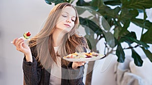 Woman in office eating salad at working place. Concept of lunch at work and eating healthy food. healthy eating concept