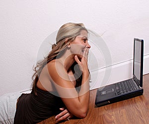 Una donna connesso a internet chiacchierando 