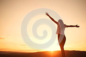 Una donna aprire le spalle tramonto. da salutare vita 