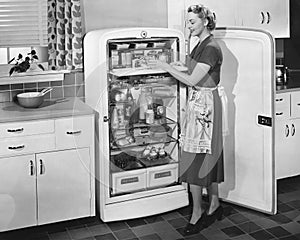 Una mujer abrir refrigerador 