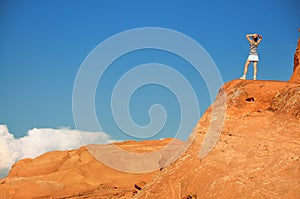 Una donna sul arancia la roccia 