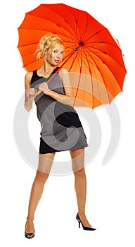 Una mujer naranja un paraguas 