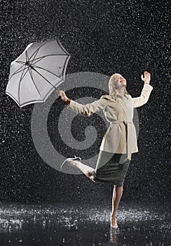 Žena v zimník dáždnik teší dážď 