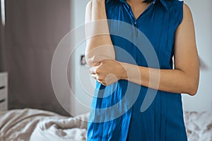 Woman with pain in the elbow,Female hand touching her painful toggle