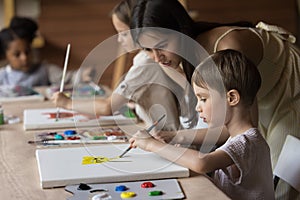 Woman painter lead painting classes for little kids