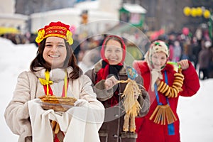 Žena palacinky počas 