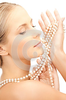 Una mujer perla collar 