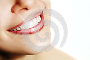 Una donna perfetto sorriso un denti bianchi 