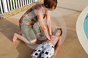 Una mujer ejecución sobre el de acuerdo piscina 