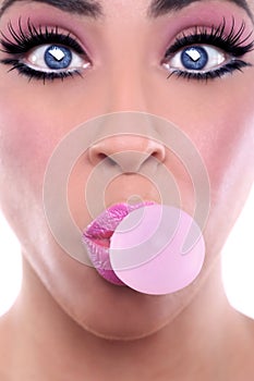 Una mujer rosa hacer arriba soplo rosa chicle burbuja 