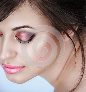 Una mujer rosa ahumado ojos 