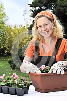 Una donna piantare fiori 