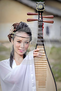 Woman playing the pipa