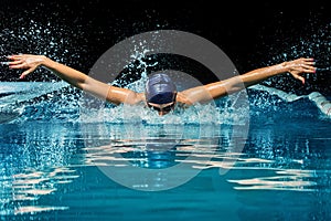 Una donna piscina 