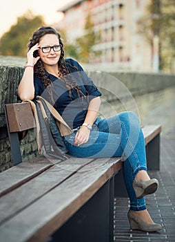 Woman portrait in the city sitted on banch