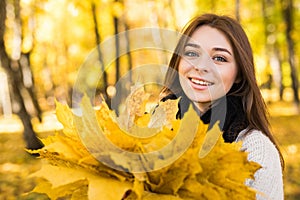 Woman portret in autumn photo