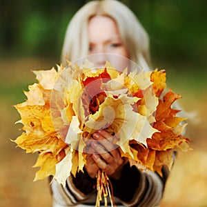 Woman portret in autumn leaf