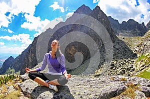 Žena cvičí jogu Lotosová pozícia v prírode