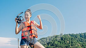 Woman prepare for snokelling.