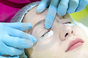 Woman on the procedure eyelash,