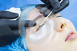 Woman on the procedure for eyelash extensions,