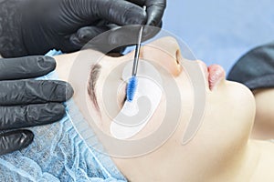 Woman on the procedure for eyelash extensions,