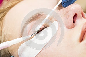 Woman on the procedure for eyelash extensions,