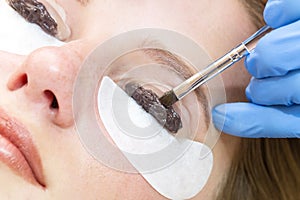 Woman on the procedure for eyelash extensions