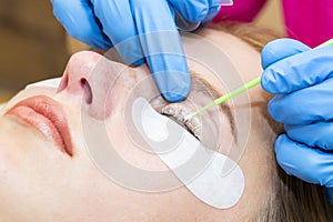 Woman on the procedure for eyelash extensions