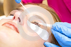 Woman on the procedure for eyelash extensions