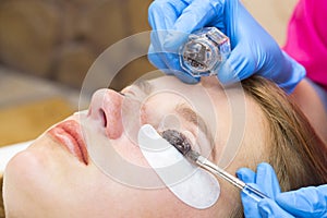 Woman on the procedure for eyelash extensions