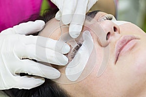 Woman on the procedure for eyelash extensions