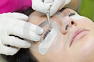 Woman on the procedure for eyelash extensions