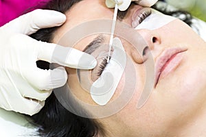 Woman on the procedure for eyelash extensions