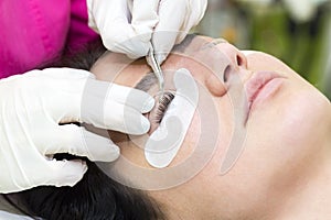 Woman on the procedure for eyelash extensions