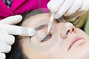 Woman on the procedure for eyelash extensions