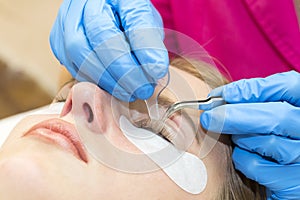 Woman on the procedure for eyelash extensions