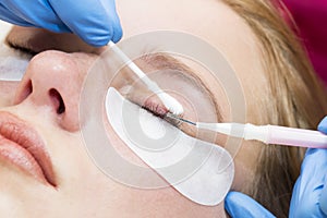 Woman on the procedure for eyelash extensions