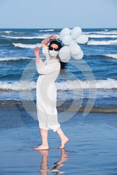 Una mujer protector sobre el Playa 