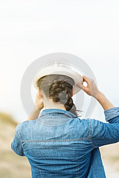 Woman puting her hat.