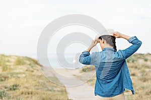 Woman puting her hat.