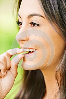 Una mujer pone en boca masticación goma 